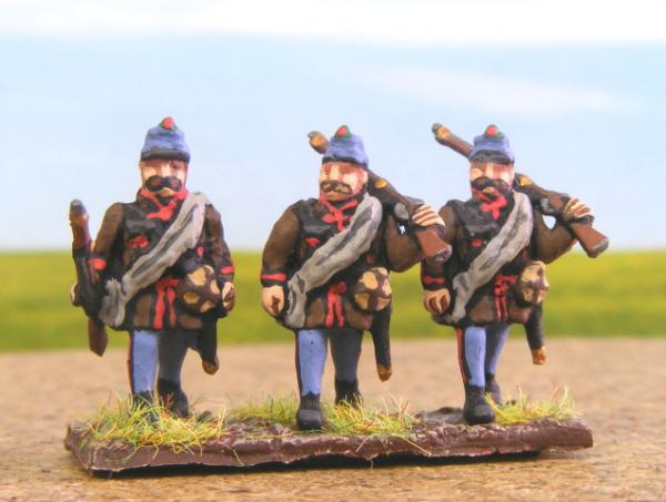 Ungarische Honved-Infanterie in Feldmütze marschierend